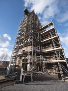 De toren in de steigers